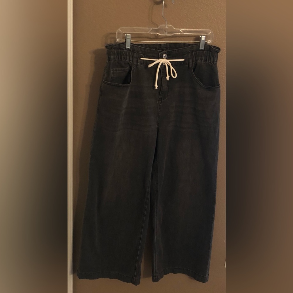 Stylish Black Wide-Leg Jeans - Picture 4 of 5
